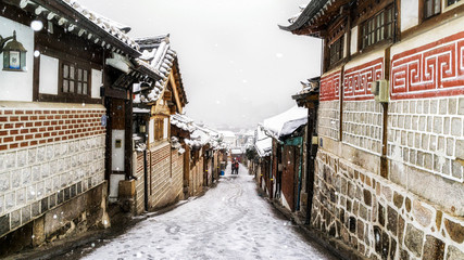 Fototapeta premium bukchon hanok village alleyway winter