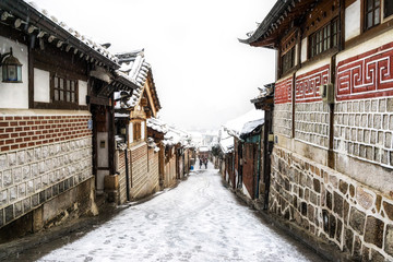 Naklejka premium bukchon hanok village alleyway winter