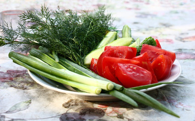Yellow day lily and geranium./Yellow flowers of a day lily are among light flowers of a geranium.