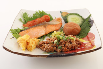 日本伝統料理の梅干しと納豆および明太子
