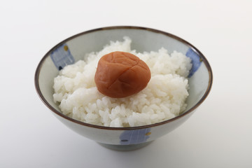 ご飯と酸っぱい梅干し
