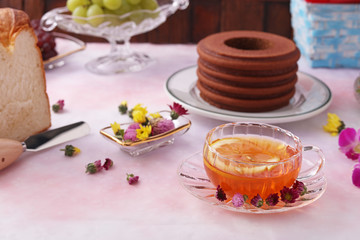 一杯の紅茶とスイーツ
