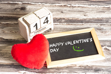 Herz, Kalender und eine Tafel mit den Wünschen für den Valentinstag