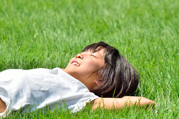 芝生広場で一休みする女の子