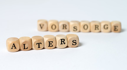 Altersvorsorge / Holzwürfel mit dem Wort Altersvorsorge