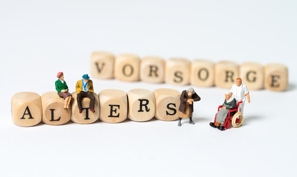 Altersvorsorge / Holzw&uuml;rfel mit dem Wort Altersvorsorge