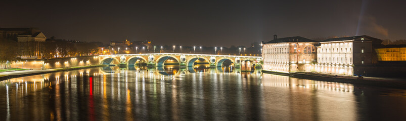 Fototapeta na wymiar Panoramique de la Garonne, le Pont Neuf et l'Hôtel Dieu, la nuit à Toulouse en Haute-Garonne, Midi-Pyrénées, Occitanie en France