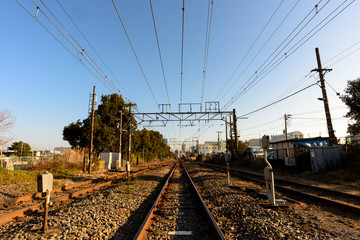 Fototapeta na wymiar 街の中をまっすぐに伸びた鉄道のレール