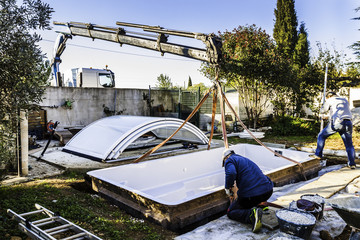 livraison d'une piscine coque dans son trou.