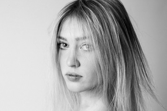 Bellissimo beauty  di una ragazza giovane bionda bellissima pelle bianca 