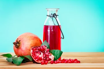 Foto auf Acrylglas Saft fresh red pomegranate juice with pomegranate seed and fruit 