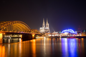 Köln - Kölner Dom mit Brücke, Rhein und Musical Dome