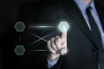 Businessman bedient Touchscreen