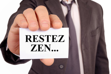Obraz premium Homme tenant une carte avec écrit dessus restez zen