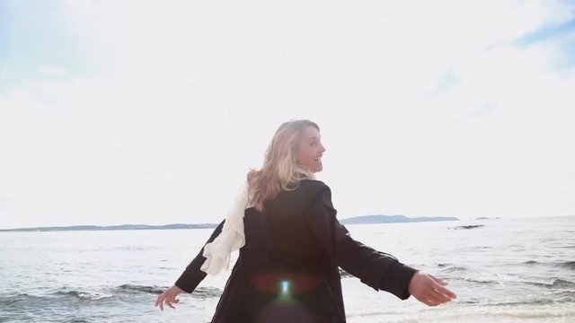 femme riant sur la plage heureuse en hiver