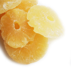 Ananas candito su sfondo bianco