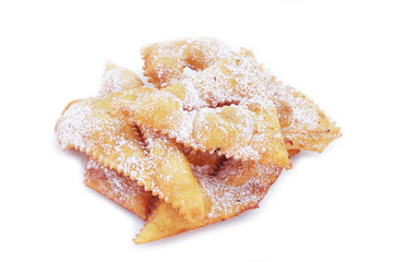 Mucchio di crostoli su sfondo bianco. Dolce per il Carnevale in Italia