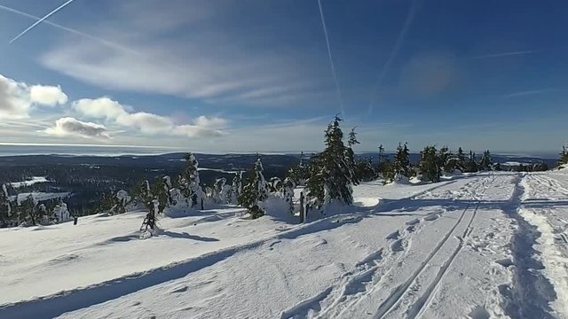 Kameraschwenk vom Brocken im Harz &uuml;ber eine wundersch&ouml;n winterliche Landschaft