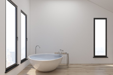 Obraz na płótnie Canvas Attic bathroom with white tub