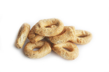 Taralli al rosmarino su sfondo bianco. Fuoco selettivo