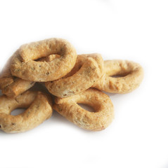 Taralli al rosmarino su sfondo bianco. Fuoco selettivo