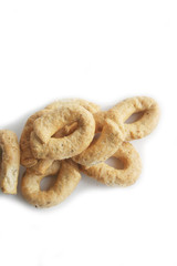 Taralli al rosmarino su sfondo bianco. Fuoco selettivo