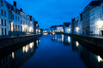 Fototapeta premium Grachten in Brügge bei Nacht