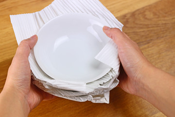 白い皿の梱包