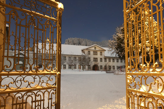Goldenes Abteihoftor in Winternacht