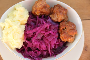 Leckerer Rotkohl mit Fleischbällchen