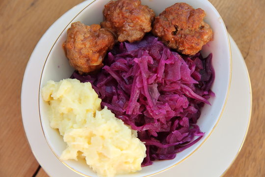 Rotkohl mit Fleischb&auml;llchen und P&uuml;ree