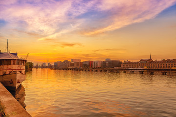 Schiff im Sonnenuntergang auf der Spree, Berlin 2