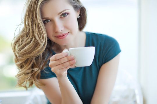 Beautiful woman drinking coffee 