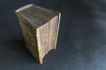 alte Bibel, ledergebunden, aufrecht stehend