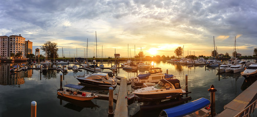 Boats and marina with sunset - obrazy, fototapety, plakaty