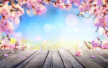 Photo sur Plexiglas Printemps Affichage du printemps - Fleurs roses sur table en bois