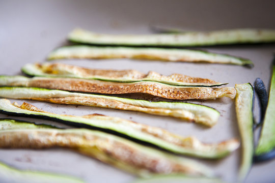 Zucchiniin langen scheiben gebraten