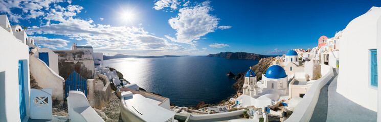 Fototapeta premium Panorama miejscowości Oia, widok miasta Ia, wyspa Santorini, Grecja
