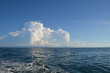 море бушует