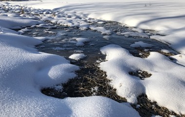 Bachlauf im Winter mit Eis und Schnee