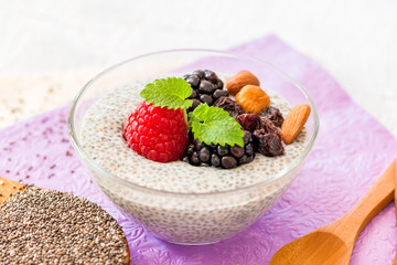 Chia Samen Pudding zubereitet mit Soja Milch (Salvia hispanica)