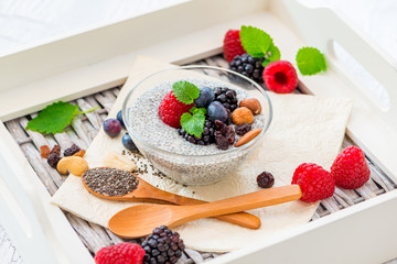 Chia Samen Pudding zubereitet mit Soja Milch (Salvia hispanica)