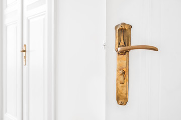 Fototapeta premium schöne Türklinke / Tür in Altbau Wohnung