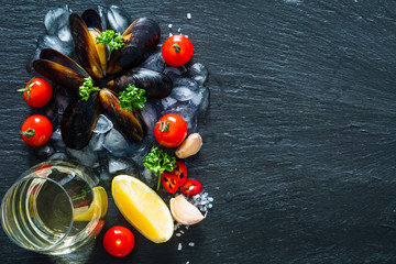 Fototapeta na wymiar Mussels and ingredients
