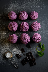 Chocolate muffins with bilberry cream
