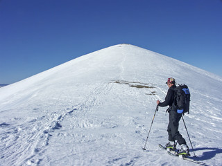 Fototapeta na wymiar Traumurlaub für Skitourengeher - mit den Skiern an den Hängen der Sibillinischen Berge unterwegs sein