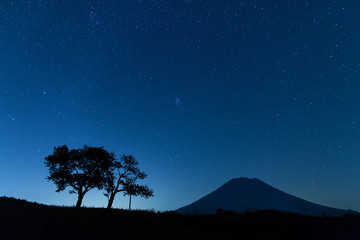 Night view in NISEKO　ニセコの夜空と羊蹄山 - obrazy, fototapety, plakaty