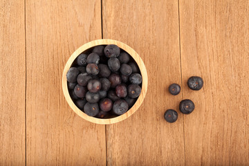 blueberry in wooden bowl