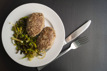 beef cutlet with fried leeks