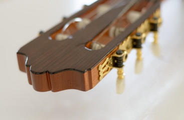 Gitarre Instrument aus Holz mit Unschärfe